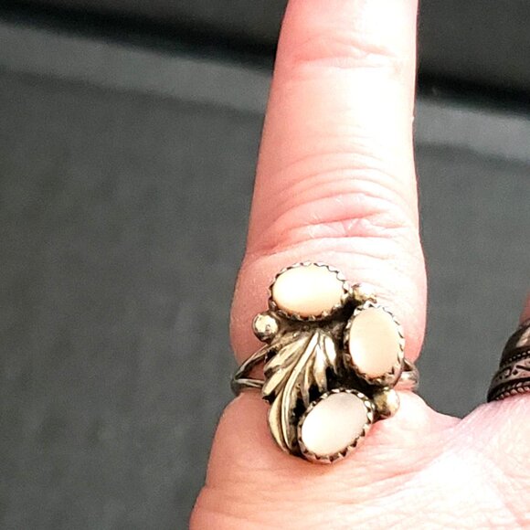 Navajo 3 stone Mother of Pearl 925 ring sz 5.75   (NAR 1428) - Picture 4 of 5